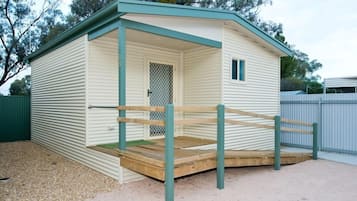 Kabin (Disable Twin 18) | Didekorasi berbeda-beda dan dilengkapi dengan perabotan berbeda-beda