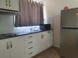 Cabana luxo, 2 quartos (20,21,22) | Cozinha privada | Geladeira grande, micro-ondas, chaleira elétrica, produtos de limpeza