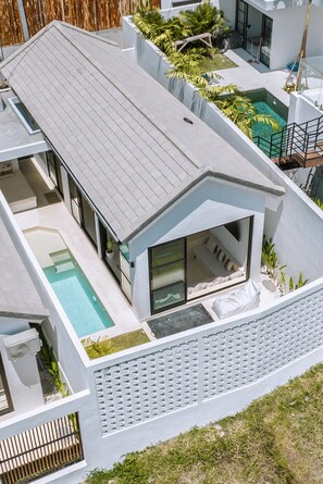 A modern house with a swimming pool, a covered patio, and a well-maintained garden. - Villa Cha Cha  (Canggu)