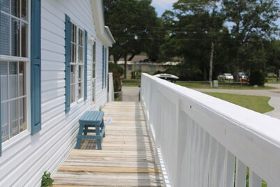 LULU 'S GET'AWAY!!! ONLY 2 MILES TO HOLDEN BEACH!!🏖