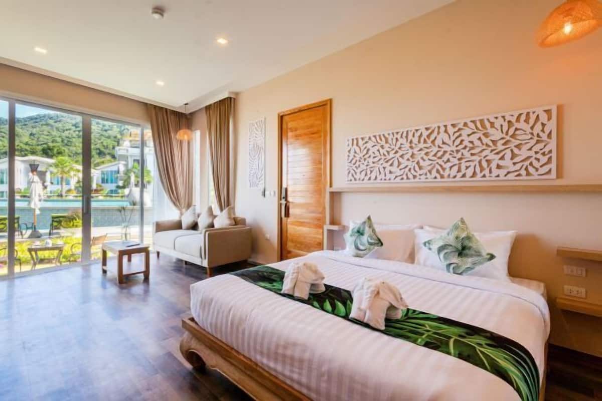 1 bedroom, free minibar items, in-room safe, individually furnished