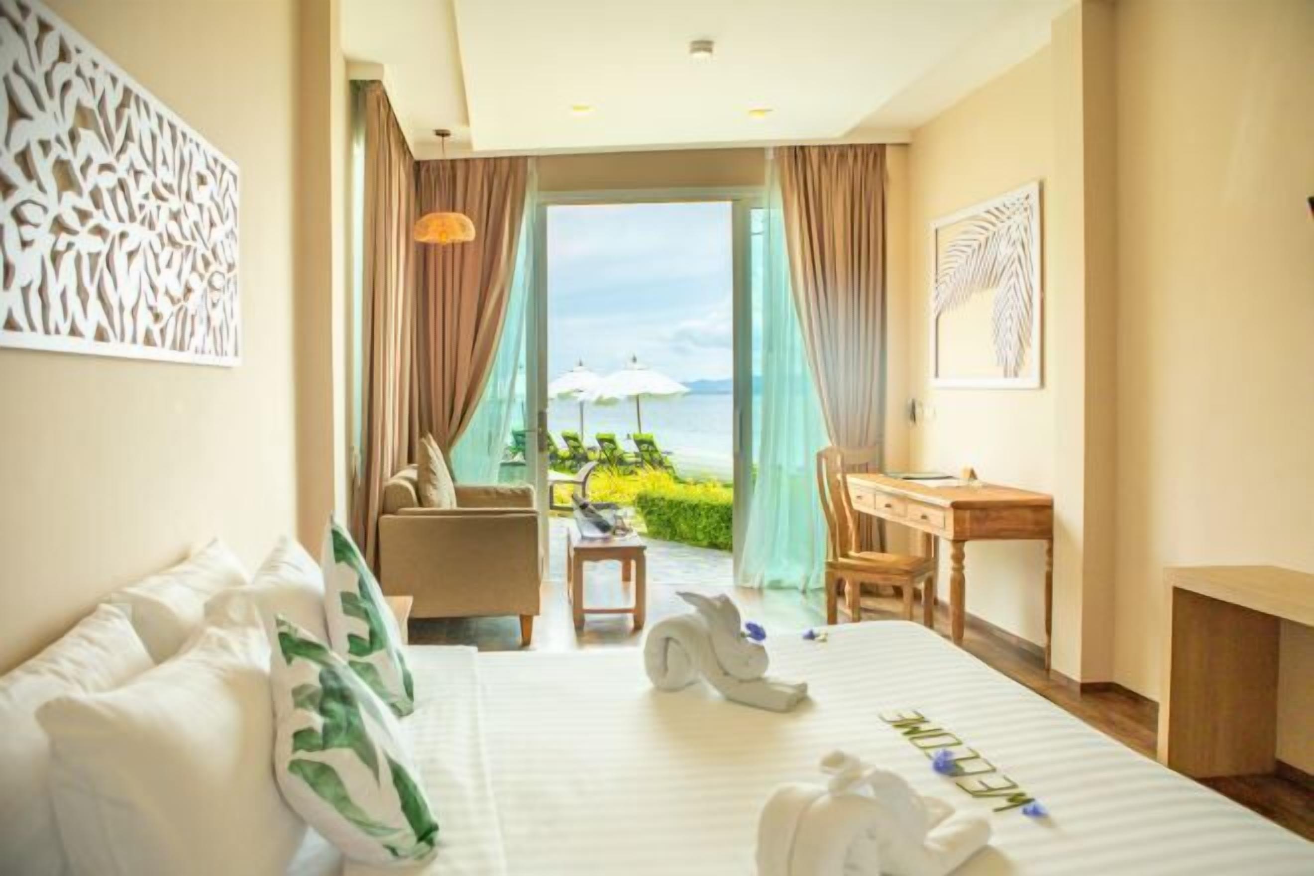 Minibar (mit einigen kostenlosen Artikeln), Zimmersafe