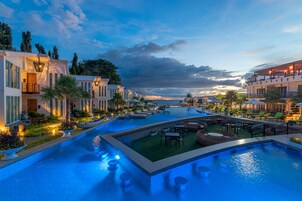 4 室外游泳池，09:00 至 22:00 开放，池畔遮阳伞，日光浴躺椅