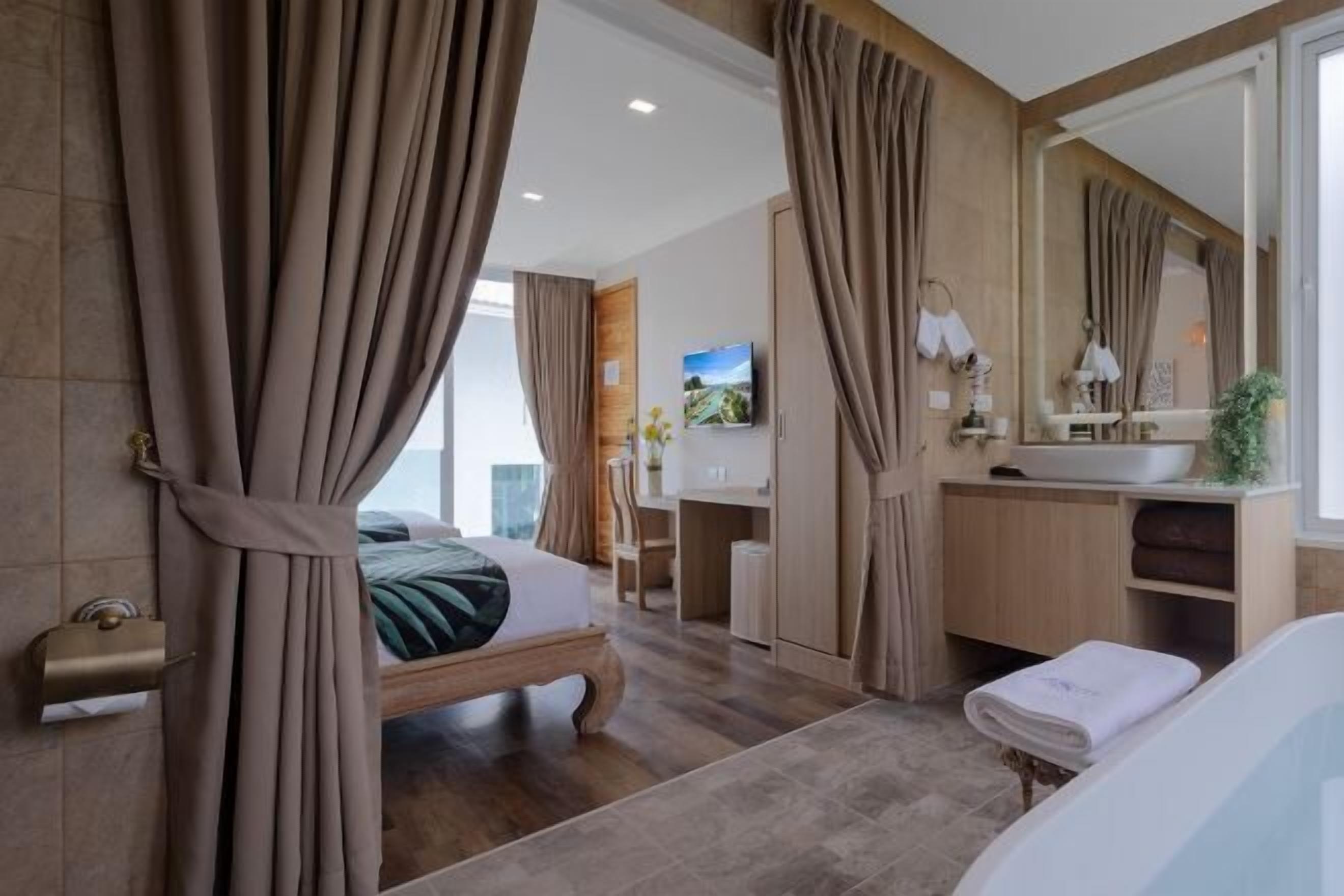 Minibar (mit einigen kostenlosen Artikeln), Zimmersafe