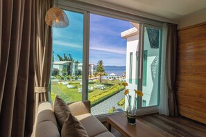 Deluxe Villa Seaside View | Minibarvarer (inkludert), safe på rommet og individuelt innredet