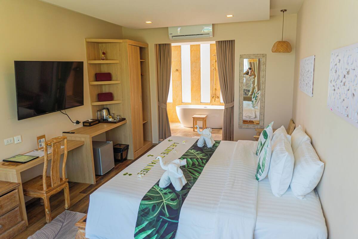 Deluxe Beach Front Villa | Minibar (some free items), in-room safe, desk, laptop workspace