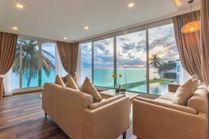 Suite Villa Sea View | Vardagsrum | Smart-tv och leksaker