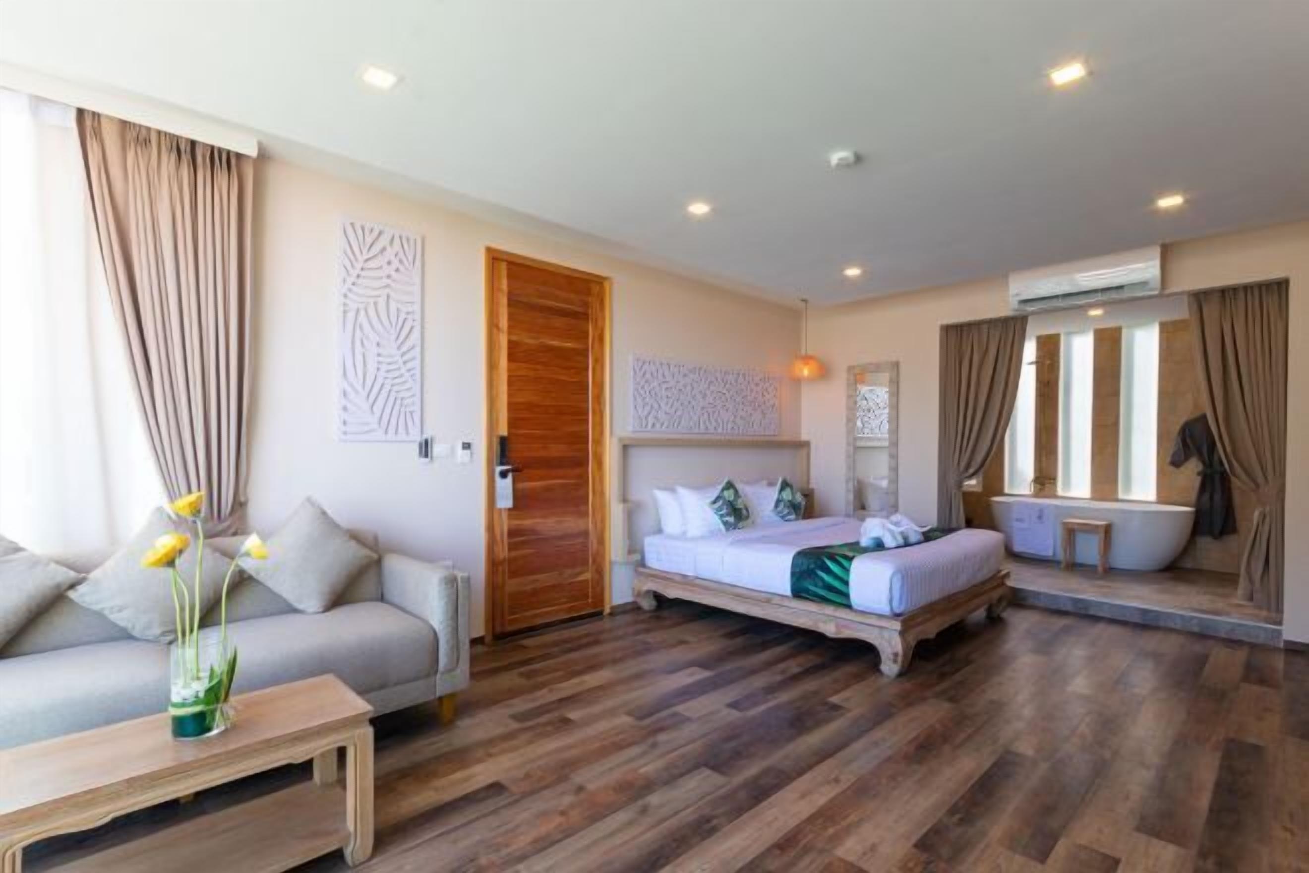 Minibar (mit einigen kostenlosen Artikeln), Zimmersafe