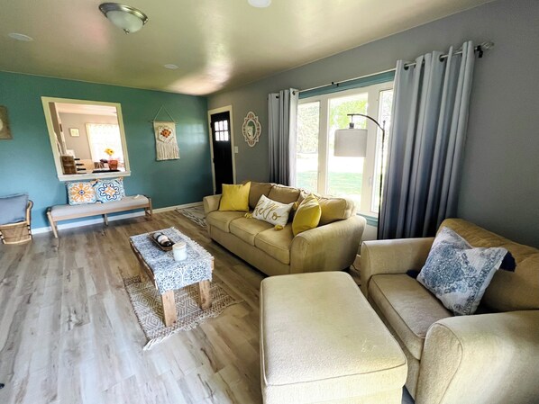 Living area - Come see Fall Colors in the Country and take up some hiking at local state parks (Waldo)