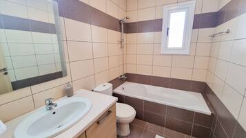 Comfort Apartment | Bathroom | Deep-soaking bathtub, towels