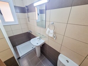 Appartement Confort | Salle de bain | Baignoire relaxante profonde, serviettes fournies