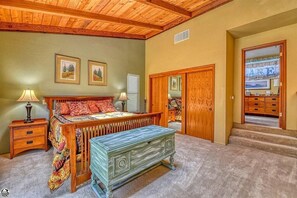 4 bedrooms, in-room safe, desk, iron/ironing board