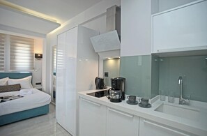 Frigobar, placa de cocina, tetera/pava eléctrica