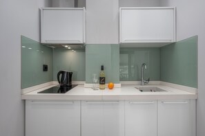 Comfort Double First Floor | Cuisine privée | Mini réfrigérateur, plaque de cuisson, bouilloire électrique
