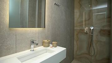 Douche, articles de toilette gratuits, chaussons, serviettes fournies