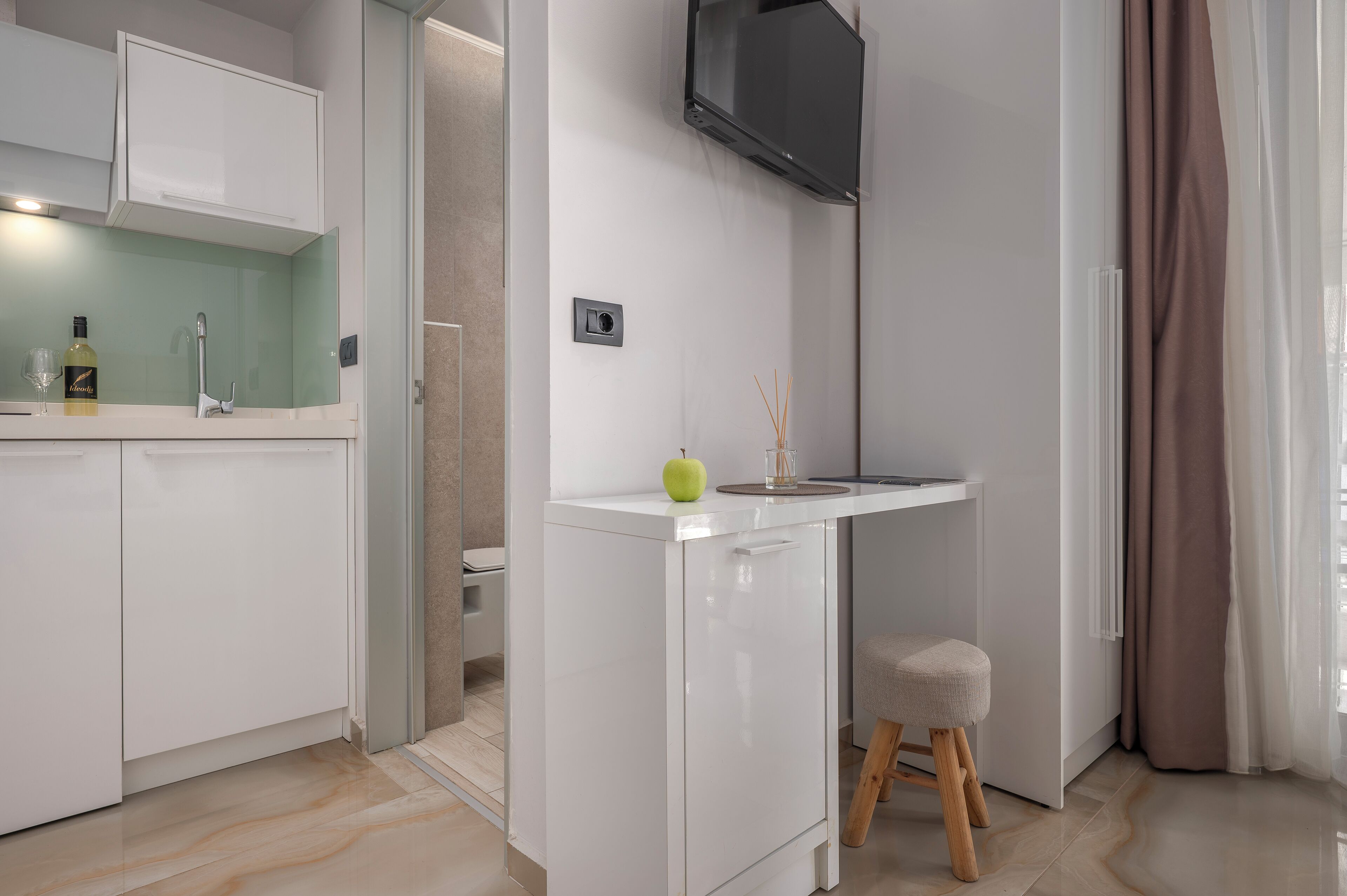 Comfort Double First Floor | Private kitchen | Mini-fridge, stovetop, electric kettle