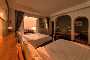 Habitación familiar, vistas al mar | Minibar, caja fuerte, decoración individual y mobiliario individual