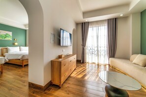 Minibar, caja de seguridad en la habitación y decoración personalizada 