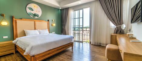 Lyxigt dubbelrum - utsikt mot staden | Minibar, värdeförvaringsskåp på rummet och individuell inredning