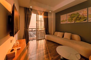 Family Room, Ocean View | Minibar, in-room safe, individually decorated, individually furnished