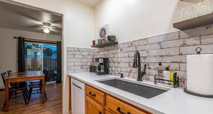 Lovely 2BR in Perfect Location ~ Steps to Old Town