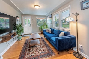 Fernseher, Bücher, Arbeitsbereiche