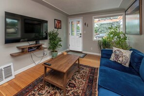 Fernseher, Bücher, Arbeitsbereiche