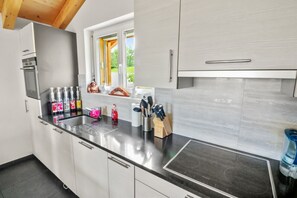 Fridge, oven, stovetop, dishwasher