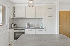 Køleskab, mikrobølgeovn, ovn, kogeplade