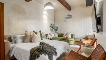 1 chambre, bureau, fer et planche à repasser, lit parapluie