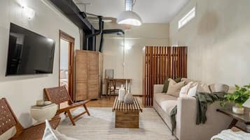 Télévision, livres, espaces bureaux