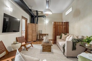 Een televisie en een kantoor