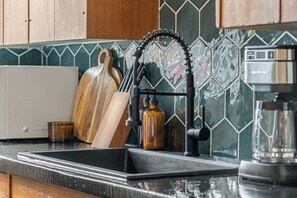 Fridge, microwave, oven, stovetop - Bourbon | Retro Getaway | Sleeps 4 & Full Kitchen! (Drumheller)