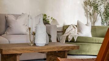 Télévision, livres, espaces bureaux