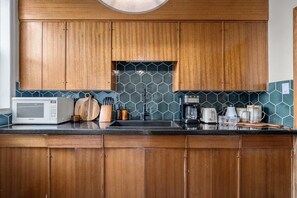 Kjøleskap, mikrobølgeovn, ovn og kokeplater