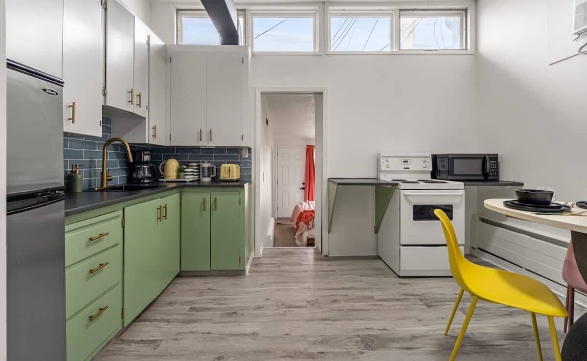 Køleskab, mikrobølgeovn, ovn, kogeplade