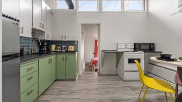 Frigorifero, microonde, forno, piano cottura