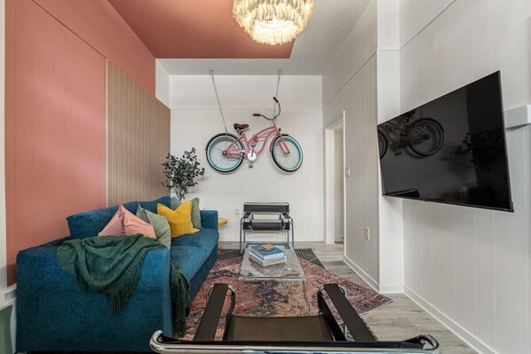 Tv, böcker och kontor