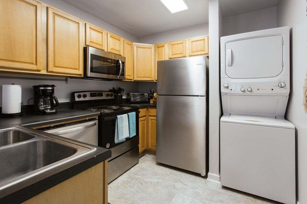 Frigorifero, microonde, forno, piano cottura