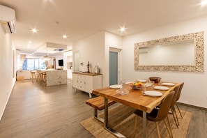 Familienapartment, 3 Schlafzimmer, 2 Bäder (Modern Beautiful Pool And Sea Apt) | Speisen