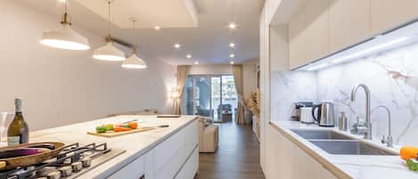 Family Apartment, 3 Bedrooms, 2 Bathrooms (Modern Beautiful Pool And Sea Apt) | Private kitchen | Fridge, microwave, oven, stovetop