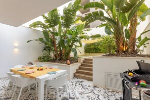 ファミリー アパートメント ベッドルーム (複数) 2 バスルーム (Modern Beautiful Pool And Sea Apt) | 屋外ダイニングエリア