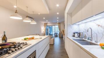 Frigorífico, microondas, horno y placa de cocina