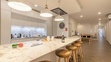 Kylskåp, mikrovågsugn, ugn och spishäll