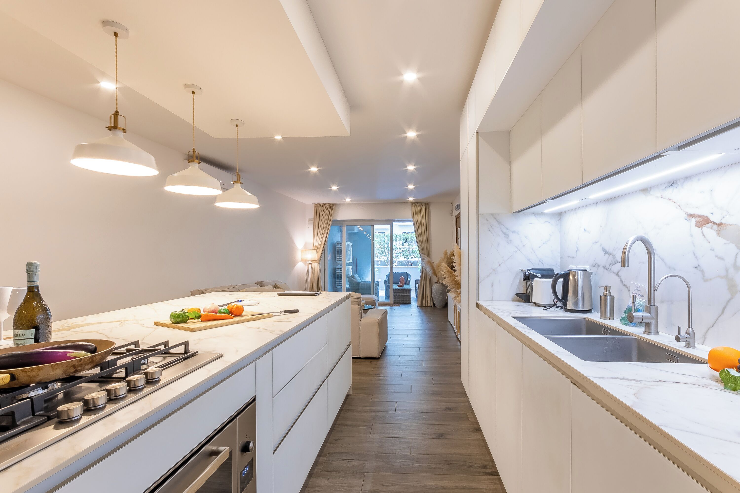 Geladeira, micro-ondas, fogão, cooktop