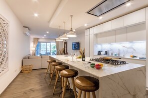 Kylskåp, mikrovågsugn, ugn och spishäll