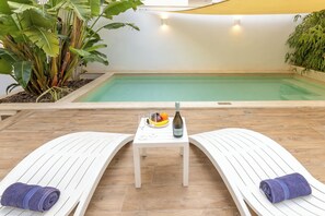 Perhehuoneisto, useita makuuhuoneita, 2 kylpyhuonetta (Modern Beautiful Pool And Sea Apt) | Uima-allas | Ulkouima-allas