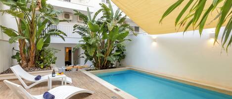 Perhehuoneisto, 3 makuuhuonetta, 2 kylpyhuonetta (Modern Beautiful Pool And Sea Apt) | Uima-allas | Ulkouima-allas