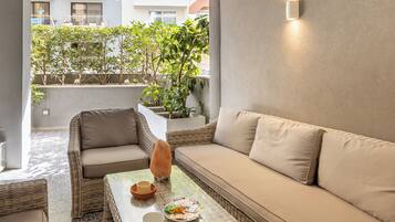 Apartamento família, 3 quartos, 2 banheiros (Modern Beautiful Pool And Sea Apt) | Terraço/pátio