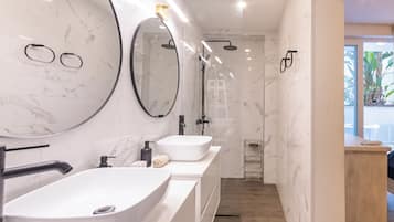 Familienapartment, Mehrere Schlafzimmer, 2 Bäder (Modern Beautiful Pool And Sea Apt) | Badezimmer | Duschwanne, Haartrockner, Handtücher, Seife